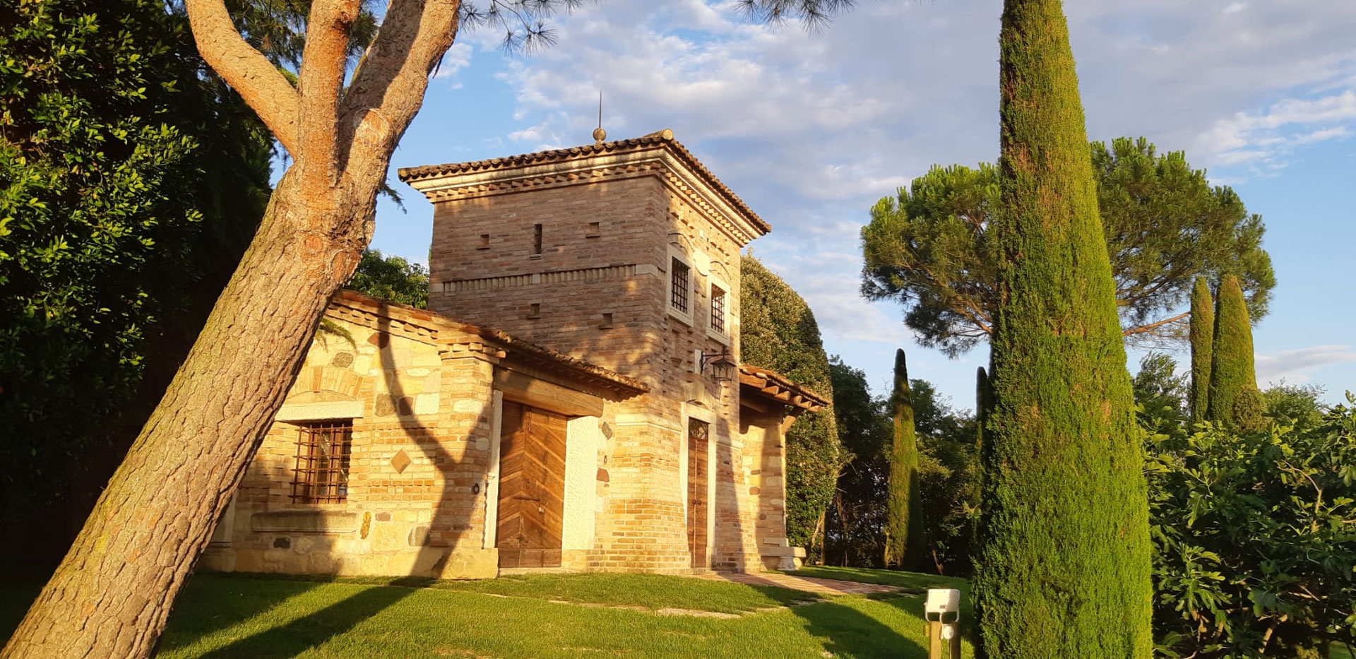 La torre del castello nella zona nord di Parcvo Paradiso a Orgiano (VI)