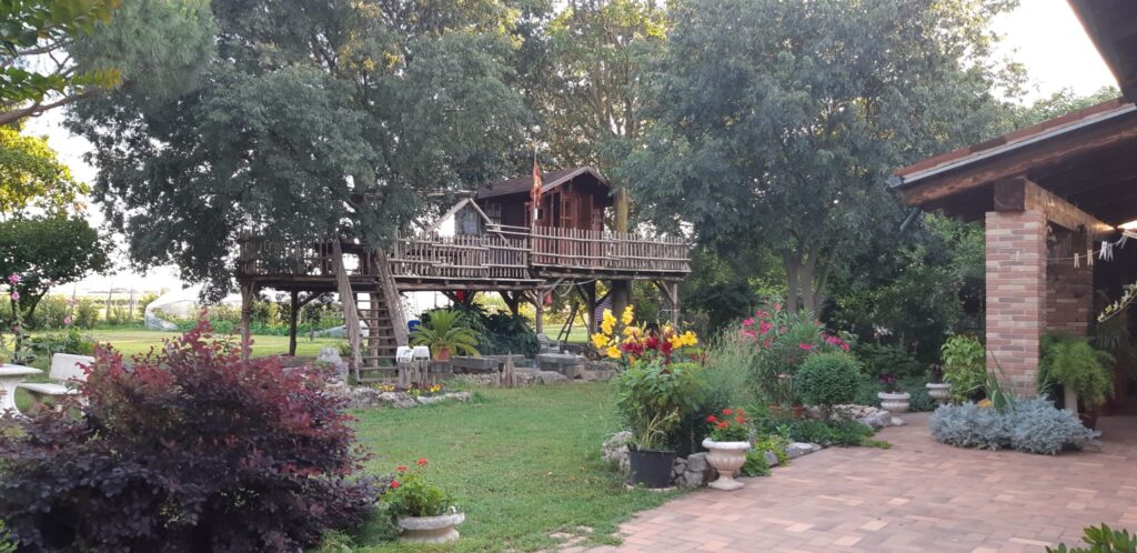 La casa sugli alberi al centro di Parco Paradiso a Orgiano (Vicenza)