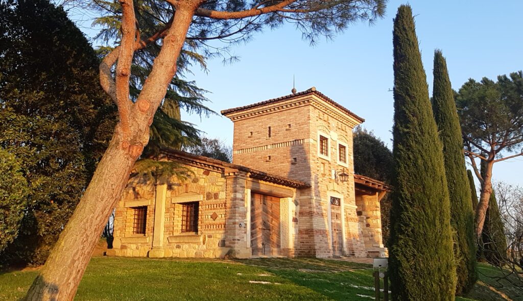 La torre con abitazione, il riparo degli attrezzi e la cantina vinicola