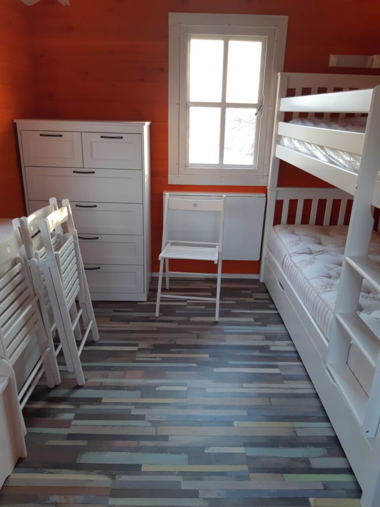 Interno della casetta sugli alberi di Parco Paradiso a Orgiano (Vicenza)