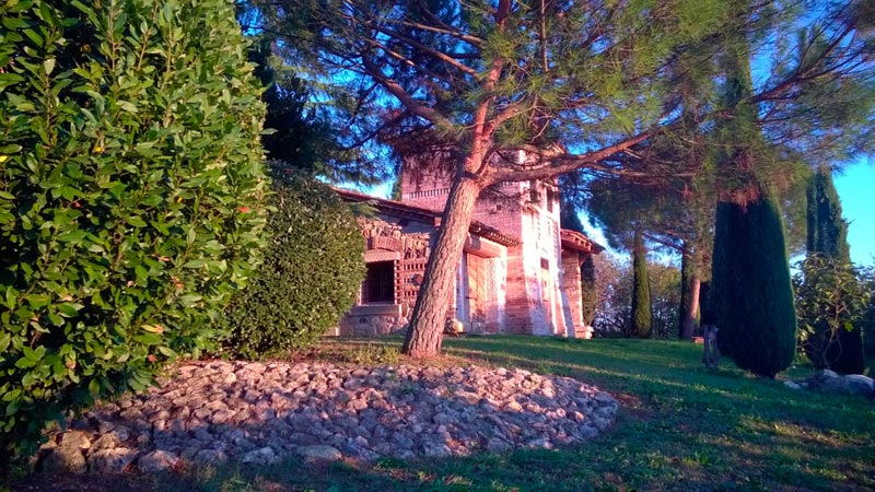 Parco Paradiso a Orgiano, dettaglio della torre sulla collina